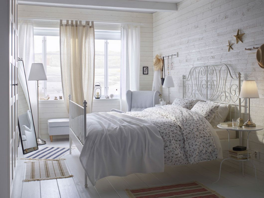 How to Furnish a Small Bedroom